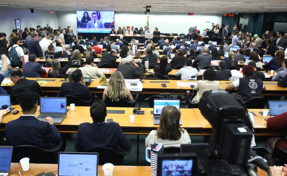 Especialista critica proposta de fim da escala 6x1: 'Nunca vi nada tão irresponsável'