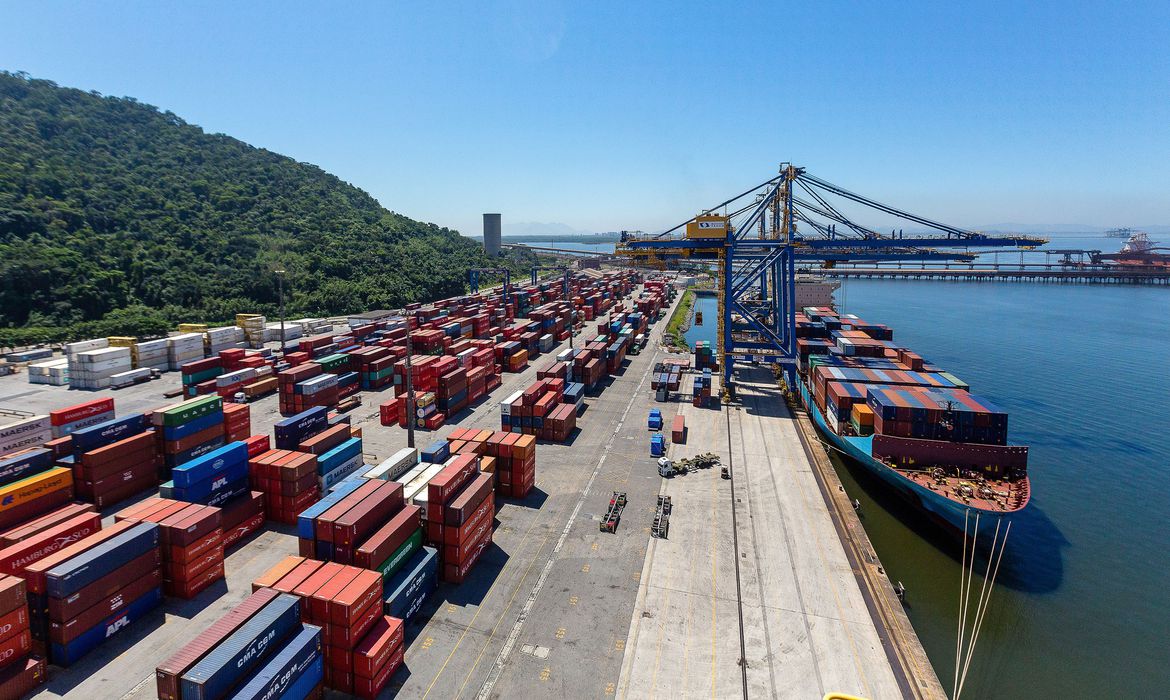 Apesar de tarifaço, exportações do Brasil batem recorde histórico e somam US$ 349 bi em 2025
