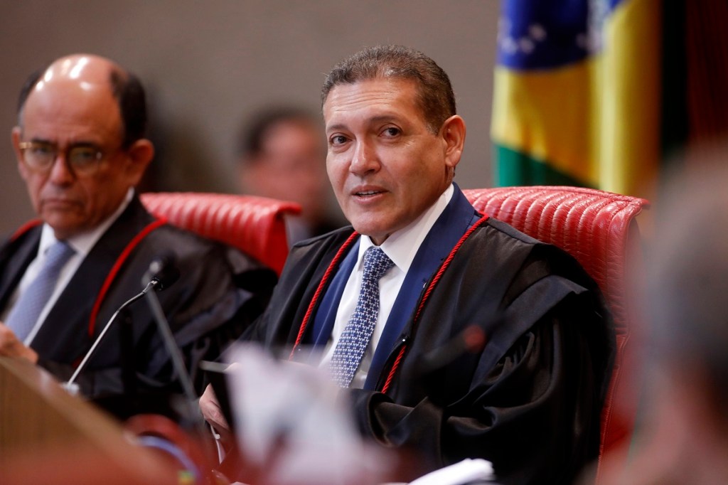 Nunes Marques pede parecer da PGR sobre revisão da condenação de Bolsonaro