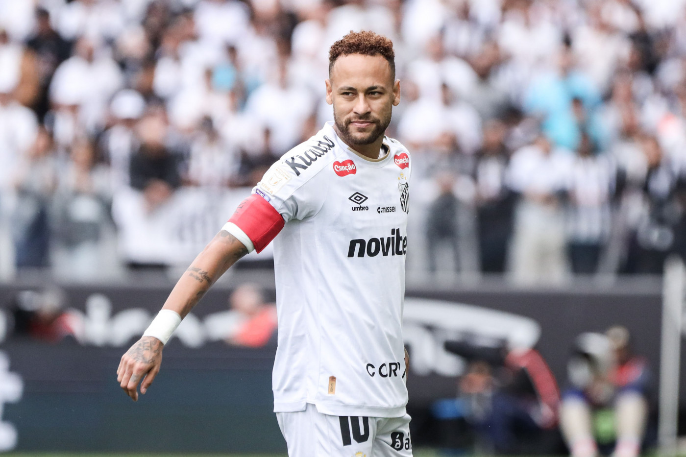 Neymar marca dois, mas Santos empata com Chapecoense em retorno do Brasileirão