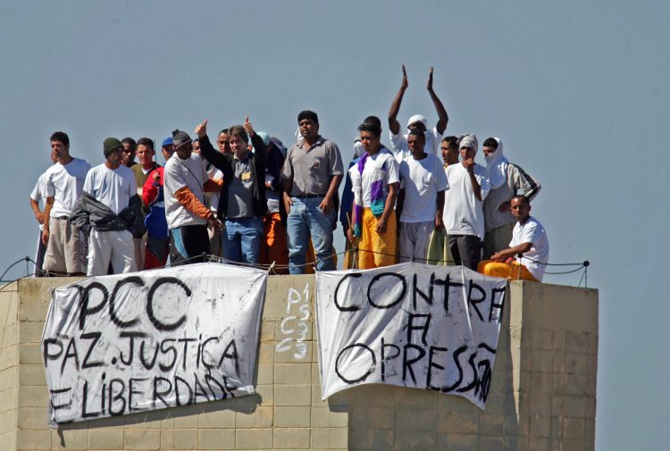 Facções e milícias prejudicam atividades econômicas de 60% da população, diz pesquisa