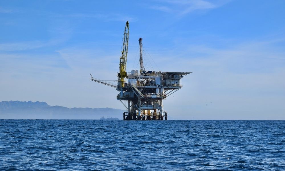 Petróleo tem alta de quase 6% após aumento das tensões no Estreito de Ormuz