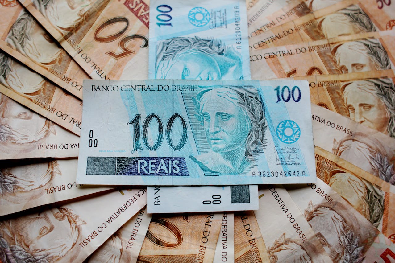 Mercado reage ao cenário político, que também mexe com projeções.