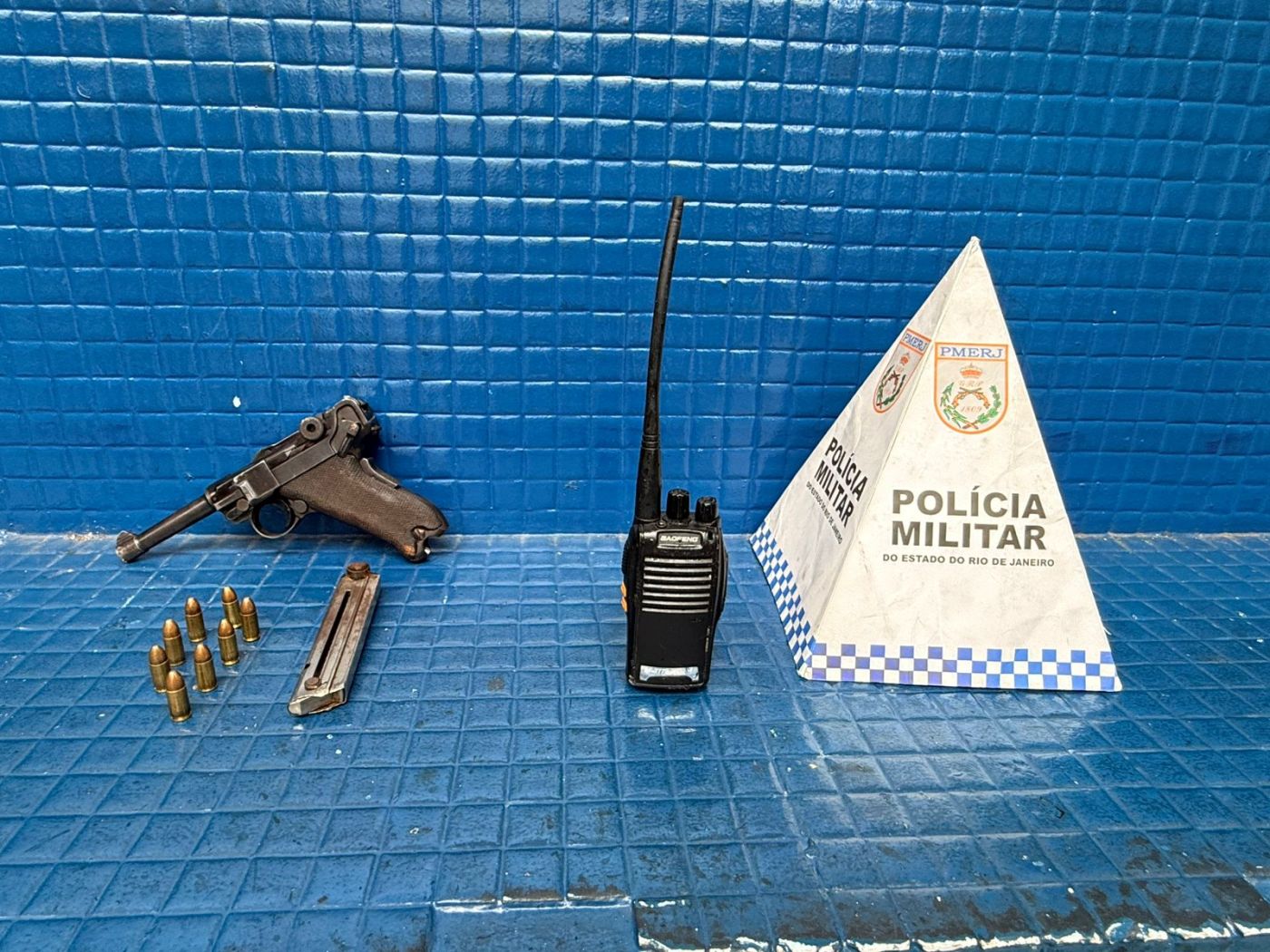 Pistola fabricada na Segunda Guerra é apreendida pela PM no Rio