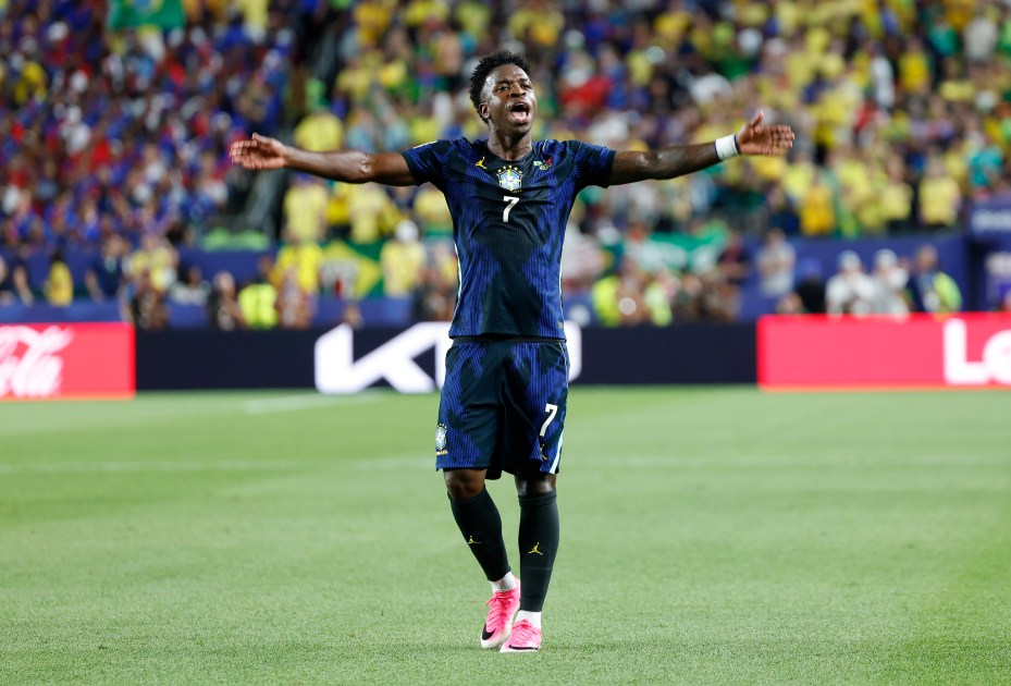 Vini Jr. comemora gol