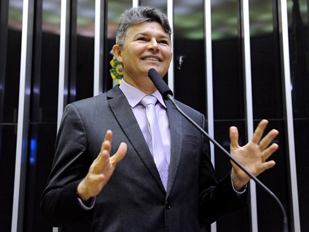 Medeiros aciona MP por suspeita de uso da UFMT pró-Lula e cobra dados sobre tráfico