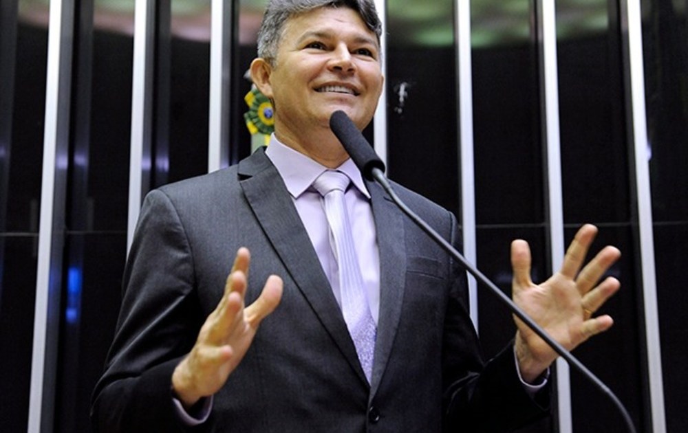 Medeiros aciona MP por suspeita de uso da UFMT pró-Lula e cobra dados sobre tráfico
