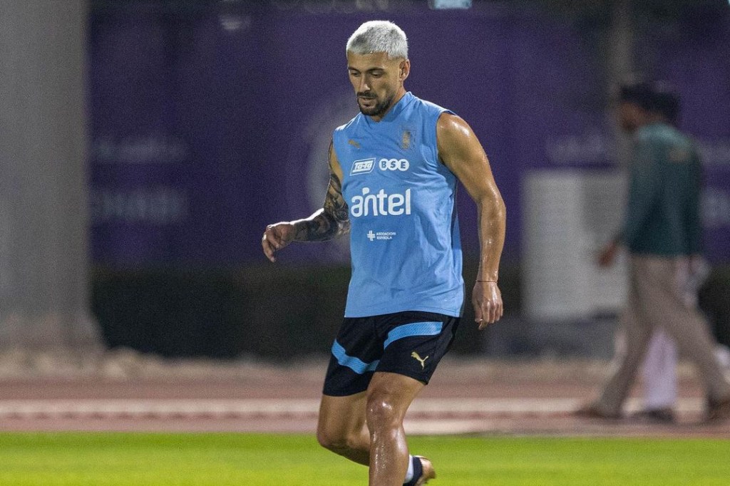 Arrascaeta vira dúvida para a Copa do Mundo após sentir dores na panturrilha