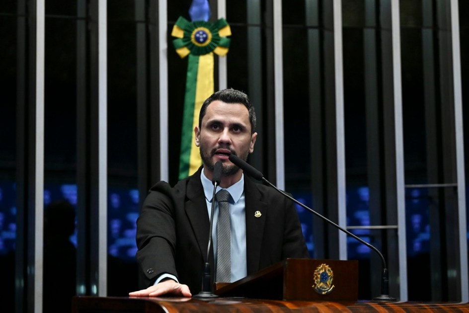 Plenário do Senado Federal durante sessão deliberativa ordinária. Período do expediente. Em discurso, à tribuna, senador Cleitinho (Republicanos-MG).