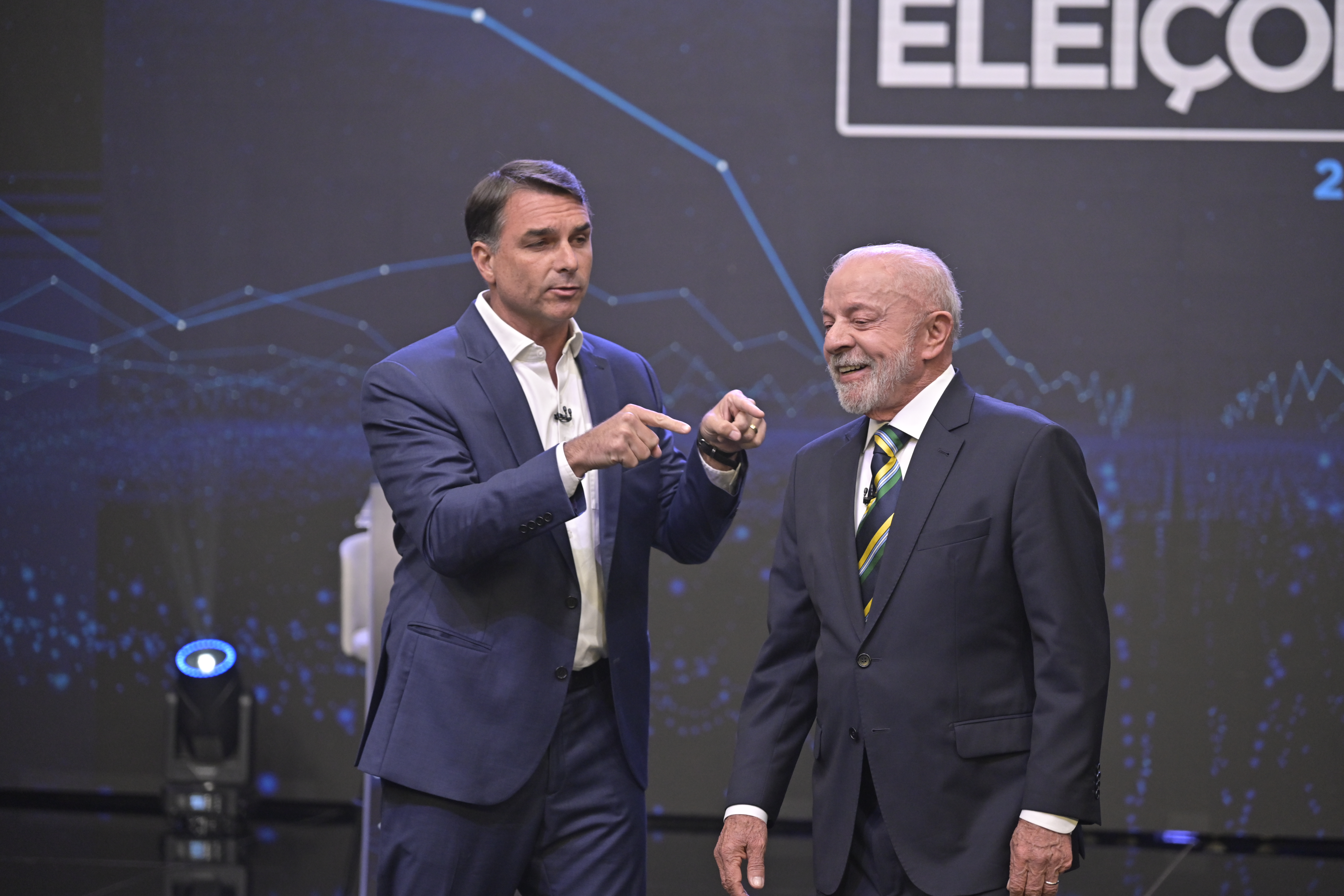 Campanha de Flávio faz jantar após debate e celebra desempenho do senador: 'Irritou Lula'