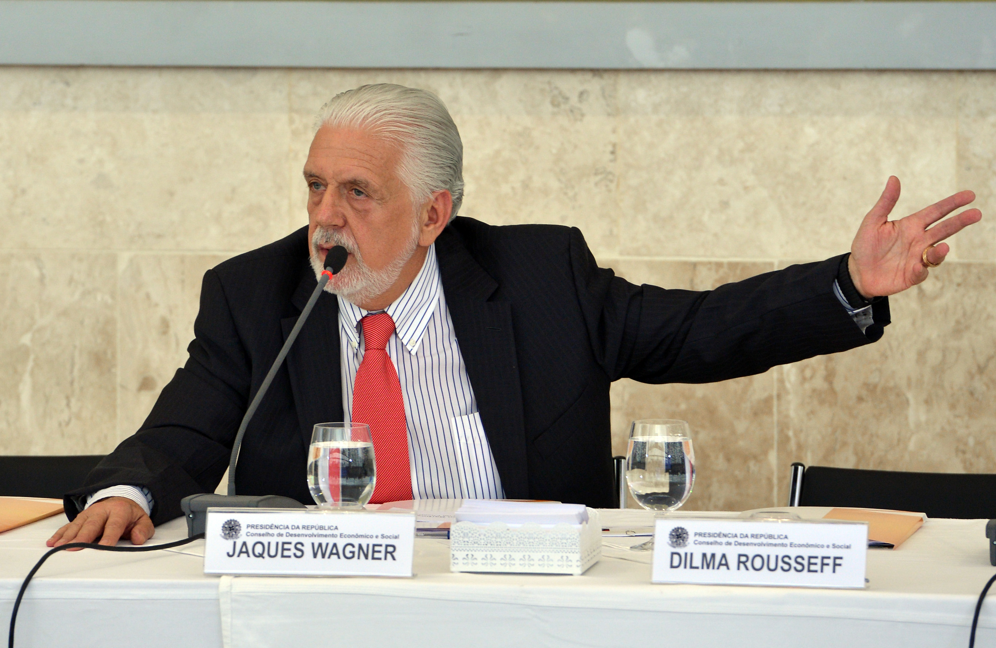 Mendonça tira sigilo de investigação contra Jaques Wagner