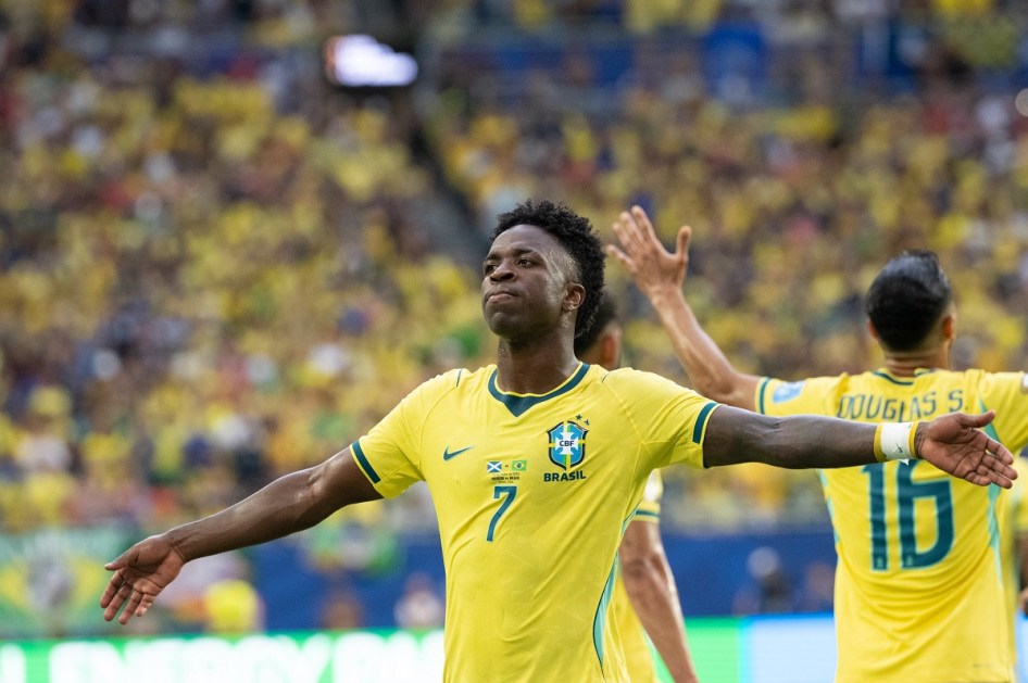 USA - COPA DO MUNDO/ESCÓCIA X BRASIL - ESPORTES - O atacante Vinícius Júnior, do Brasil, comemora após abrir o placar na partida entre Escócia e Brasil válida pela 3ª rodada do Grupo C da Copa do Mundo 2026, no Hard Rock Stadium, em Miami Gardens, na Flórida, nos Estados Unidos, nesta quarta-feira, 24 de junho de 2026. 24/06/2026