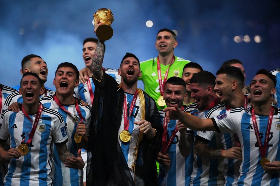 Messi levanta a taça da Copa do Mundo após a seleção argentina vencer a edição de 2022 do campeonato