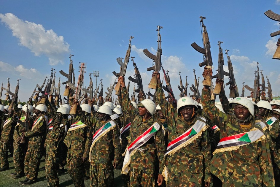 Membros da Força de Resistência Popular Armada do Sudão participam de um desfile militar para novos graduados, no estado de Al-Qadarif, no leste do Sudão, em 20 de maio de 2026