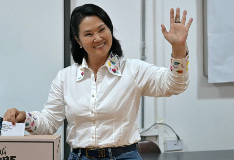 Candidata Keiko Fujimori acena ao votar no segundo turno das eleições presidenciais do Peru