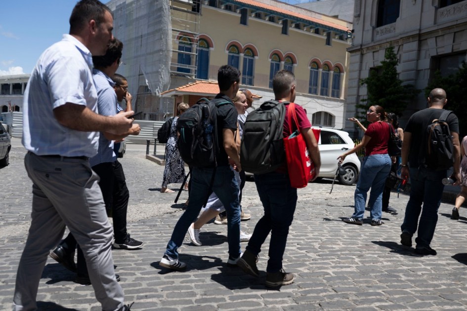 Trabalhadores são vistos em uma rua após evacuarem seus escritórios devido a um tremor causado por um terremoto de magnitude 6,5 em Havana, em 8 de junho de 2026