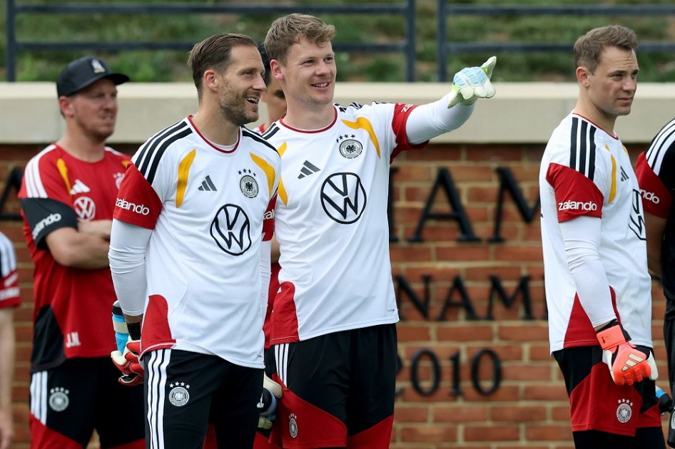 WINSTON-SALEM, CAROLINA DO NORTE - 08 DE JUNHO: Oliver Baumann (2º L) do Time Alemanha fala com seus companheiros de equipe Alexander Nübel e Manuel Neuer ao lado de Julian Nagelsmann (L), técnico do Time Alemanha durante uma sessão de treinamento do Time Alemanha no W. Dennie Spry Soccer Stadium em 08 de junho de 2026 em Winston-Salem, Carolina do Norte. Alexander Hassenstein/Getty Images/AFP (Foto de ALEXANDER HASSENSTEIN / GETTY IMAGES NORTH AMERICA / Getty Images via AFP)
