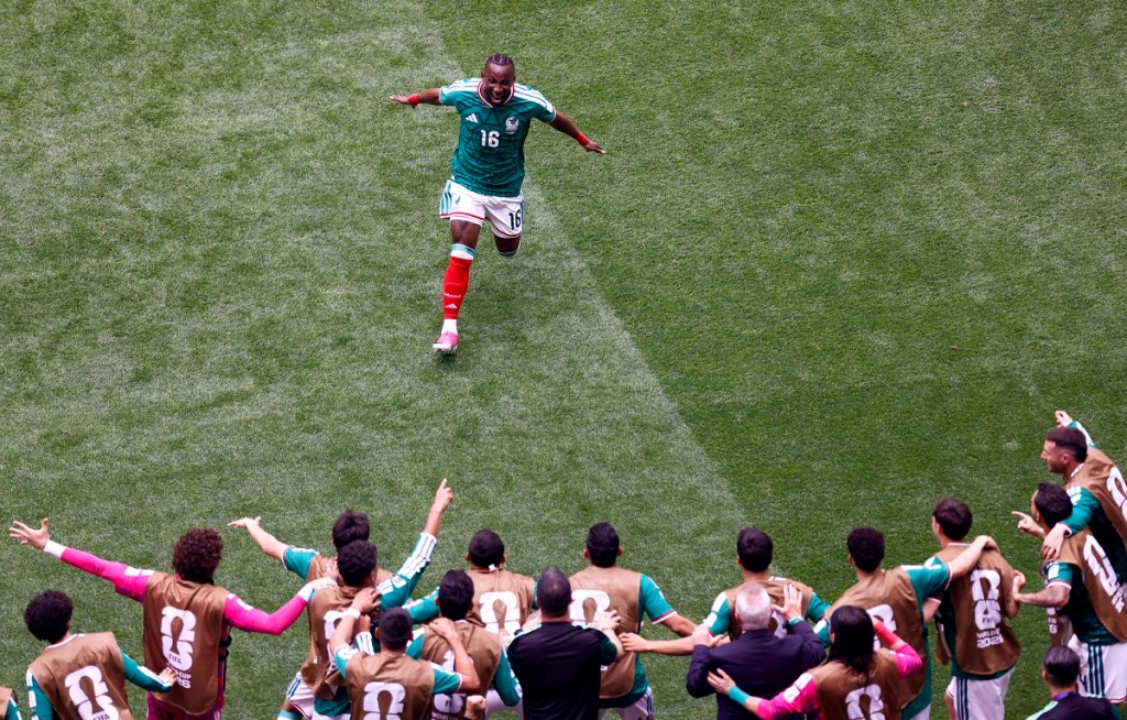 Juiz brasileiro expulsa 3, e México vence África do Sul na abertura do Mundial