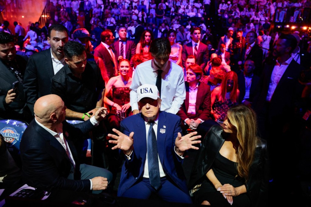 Horas após acordo, Trump celebra 80 anos com evento do UFC na Casa Branca