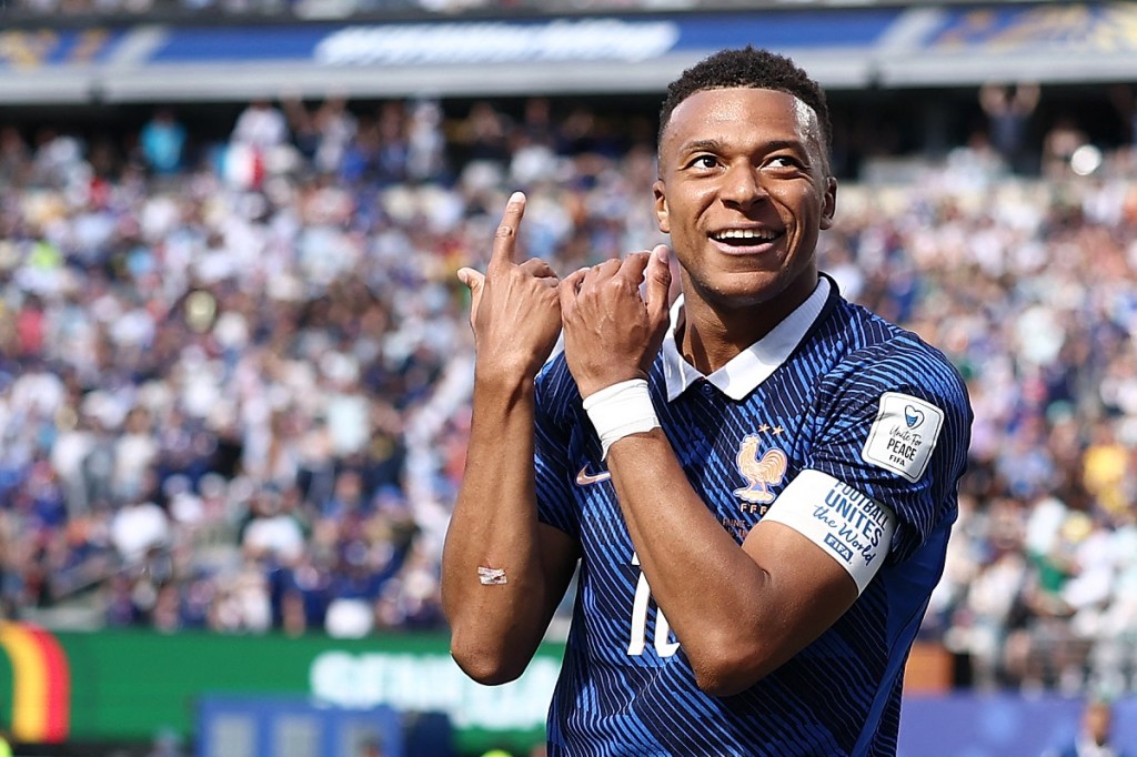 Mbappé marca e passa Messi e Pelé em estreia da França na Copa