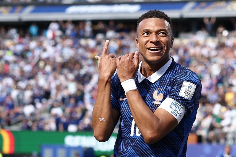 O atacante número 10 da França, Kylian Mbappe, comemora depois de marcar o primeiro gol de seu time durante a partida de futebol do Grupo I da Copa do Mundo de 2026 entre França e Senegal, no Estádio de Nova York/Nova Jersey, em East Rutherford, em 16 de junho de 2026. (Foto de CHARLY TRIBALLEAU / AFP)