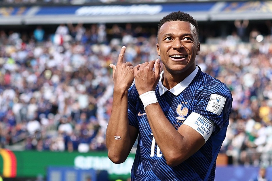 O atacante número 10 da França, Kylian Mbappe, comemora depois de marcar o primeiro gol de seu time durante a partida de futebol do Grupo I da Copa do Mundo de 2026 entre França e Senegal, no Estádio de Nova York/Nova Jersey, em East Rutherford, em 16 de junho de 2026. (Foto de CHARLY TRIBALLEAU / AFP)