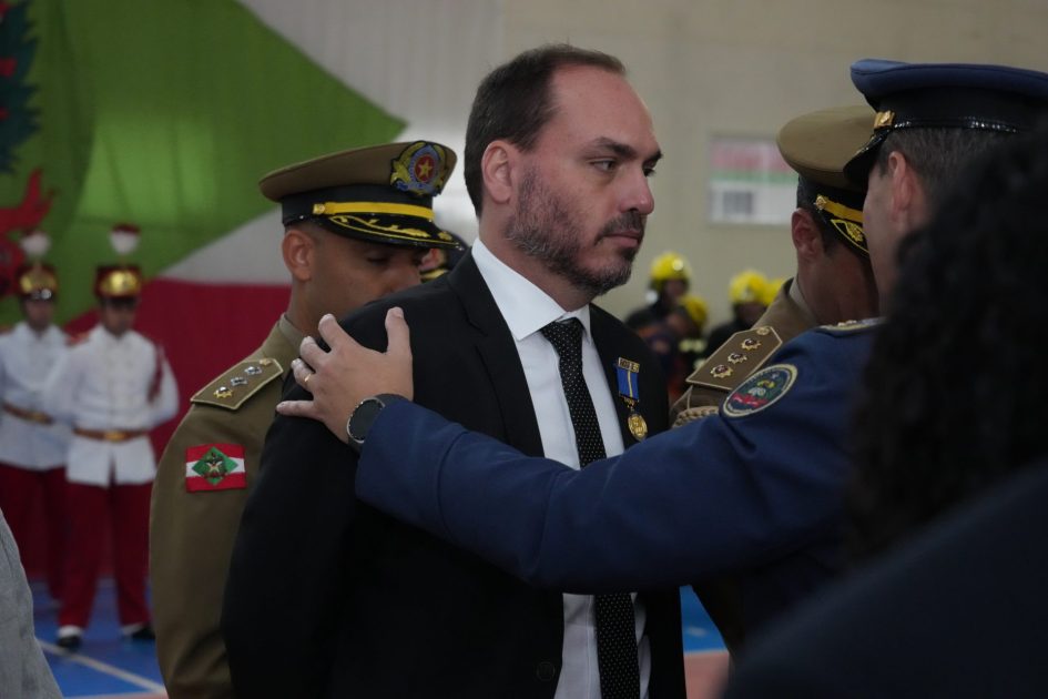 Carlos Bolsonaro durante recebimento de medalha dos bombeiros de SC