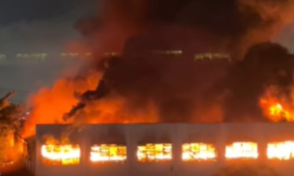Bombeiros combatem incêndio em Guarulhos há mais de dez horas