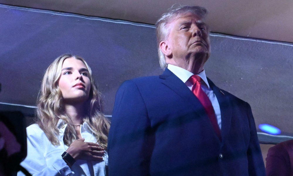 Kai Trump e seu avô, o presidente dos EUA, Donald Trump, durante o hino nacional no Jogo 3 das finais da NBA entre o San Antonio Spurs e o New York Knicks no Madison Square Garden, em Nova York