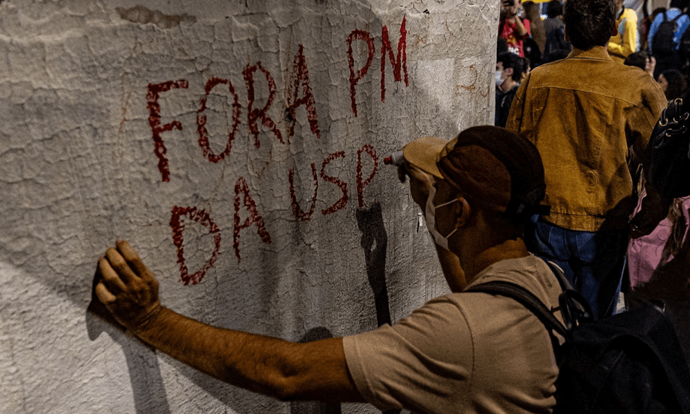 Alunos invadem prédio da USP e são presos pela PM