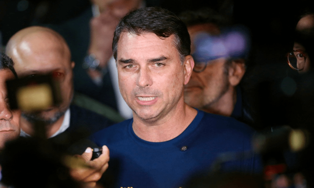 Flávio Bolsonaro diz que, se eleito, irá suspender