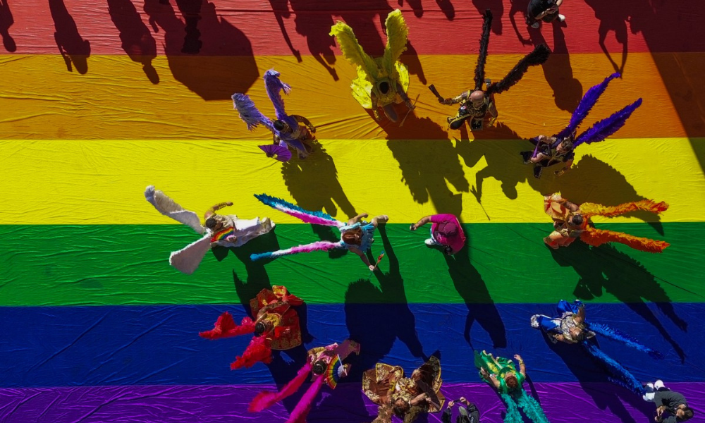 Foliões participando da 30ª Parada do Orgulho LGBT em São Paulo