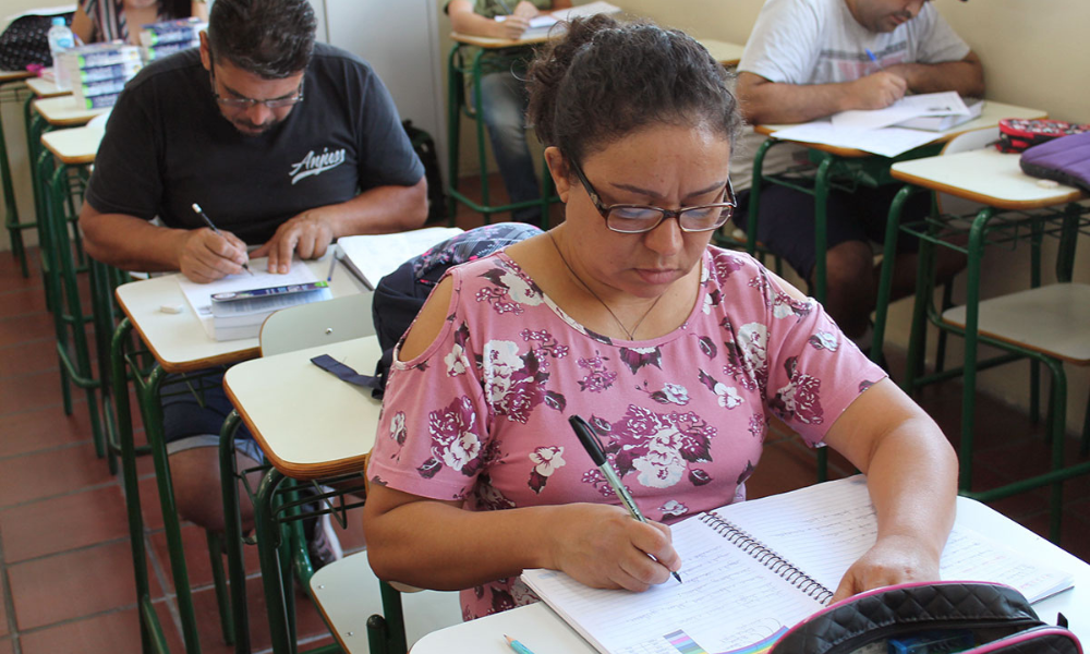 Taxa de analfabetos cai, mas Brasil ainda tem 8,4 milhões que não sabem ler nem escrever