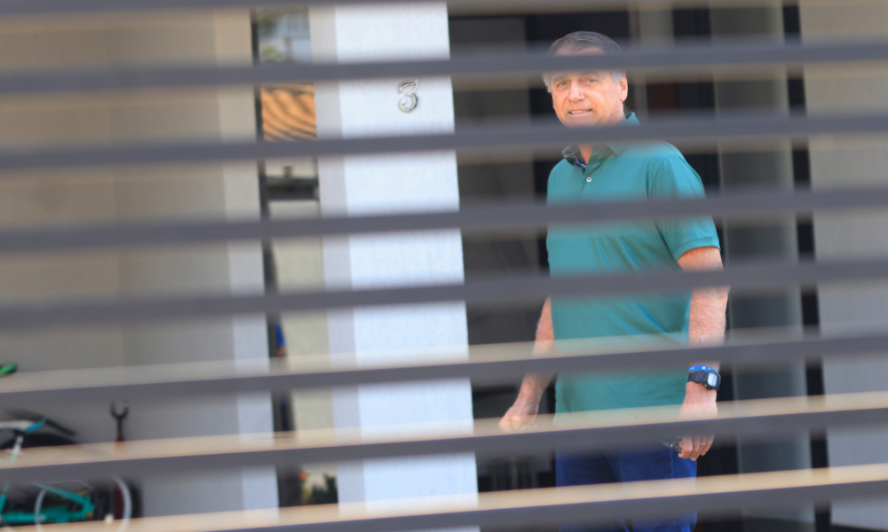Ex-presidente Jair Bolsonaro no quintal da casa onde ele cumpre prisão domiciliar