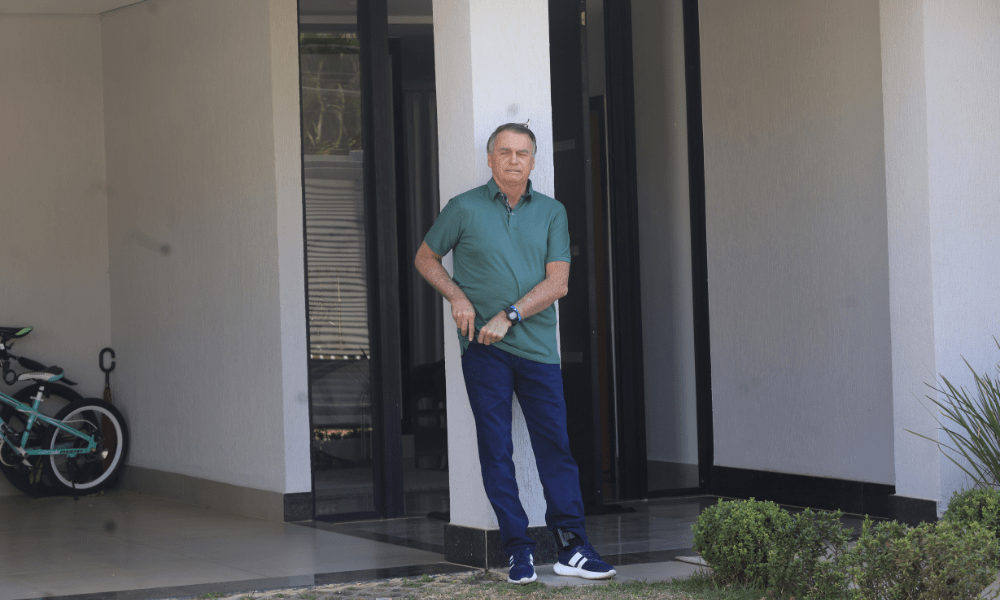 Bolsonaro diz que ‘tinha três mulheres em casa’ para justificar arma na domiciliar