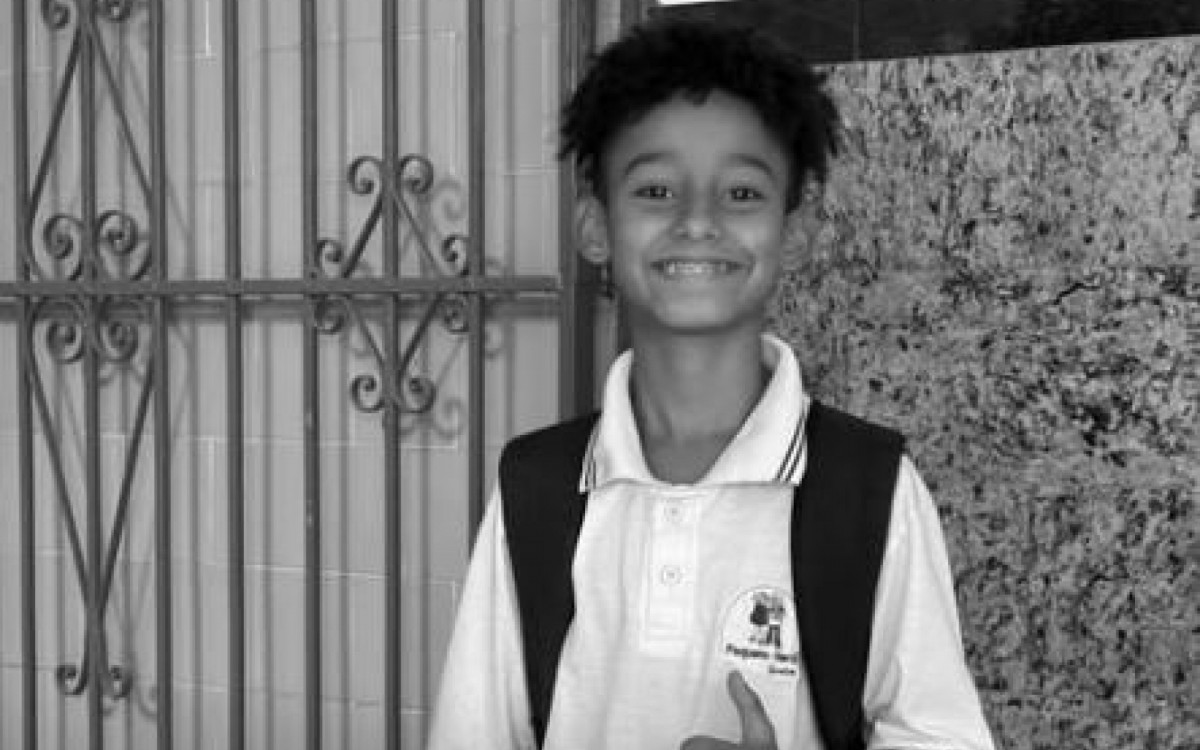 Criança morre em acidente entre bicicleta elétrica e ônibus no Complexo do Alemão