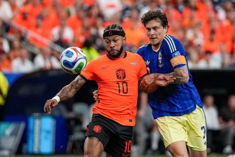 USA - HOLANDA/SUÉCIA - ESPORTES - Memphis Depay de Holanda e Victor Lindelof de Suécia disputam a posse de bola durante partida entre Holanda x Suécia pela segunda rodada da fase de grupos da Copa do Mundo 2026, realizada no Estádio de Houston na cidade de Houston, Estados Unidos. 20/06/2026 - Foto: RICHARD CALLIS/FOTOARENA/FOTOARENA/ESTADÃO CONTEÚDO