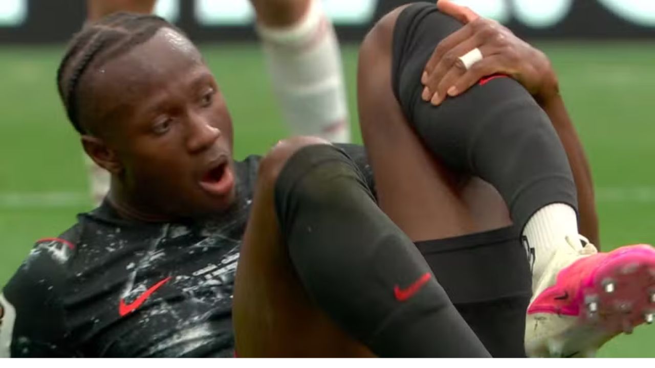 Jogador do Canadá quebra a perna em jogo contra o Catar na Copa