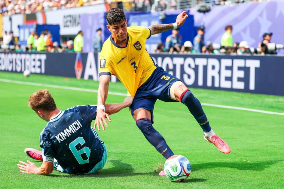 USA - COPA DO MUNDO FIFA 2026/EQUADOR x ALEMANHA - ESPORTES - Piero Hincapie, jogador do Equador, e Joshua Kimmich, jogador da Alemanha, durante a partida entre Equador x Alemanha, válida pela terceira rodada do Grupo E da fase de grupos da Copa do Mundo FIFA de 2026, no Estádio Nova York-Nova Jersey, em East Rutherford, Estados Unidos, nesta quinta-feira (25).