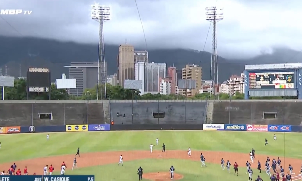 Terremoto na Venezuela interrompe jogo de baseball, e jogadores correm para se abrigar do tremor.