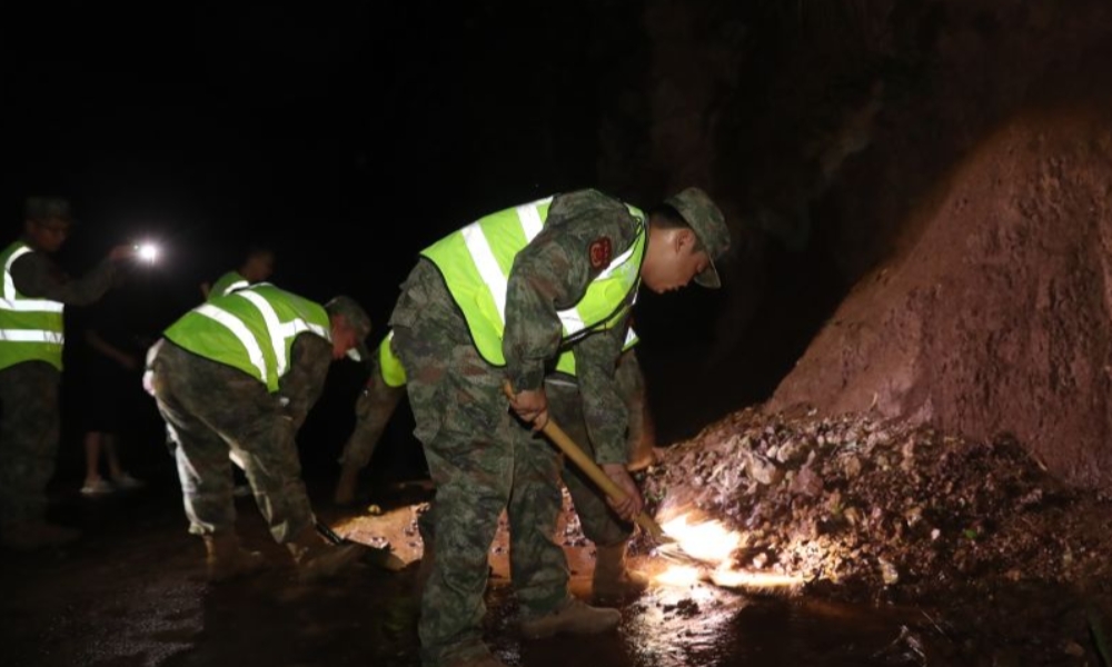 Equipes de resgate removem rochas que caíram sobre uma estrada após um terremoto no condado de Gaoxian, cidade de Yibin, província de Sichuan, no sudoeste da China, em 29 de junho de 2026. /Xinhua