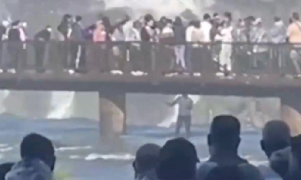 Turista pula na água das Cataratas do Iguaçu para recuperar 