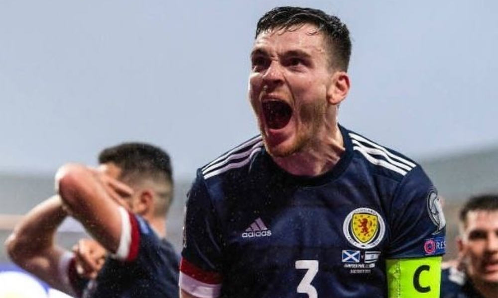 Robertson comemora com a Seleção da Escócia.