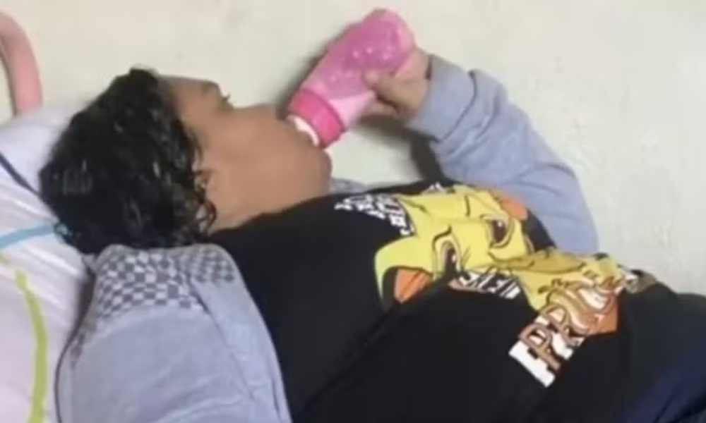 Mulher de 37 anos que fingia ter 11 é denunciada p