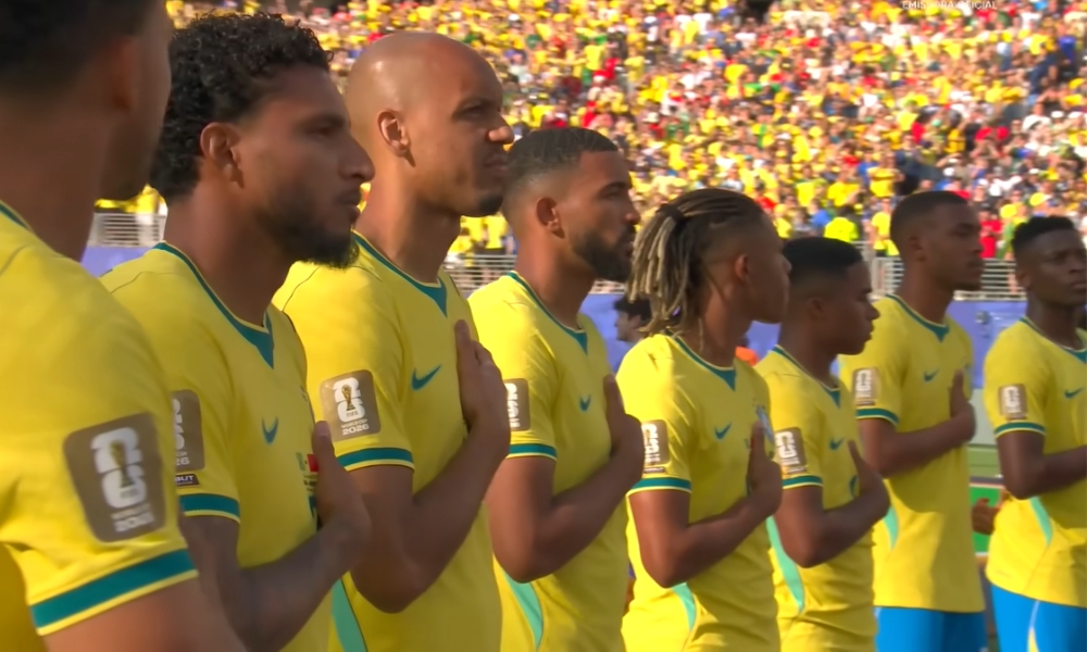 Jogadores da Seleção Brasileira durante o hino nacional na partida de estreia da Copa do Mundo FIFA 2026.