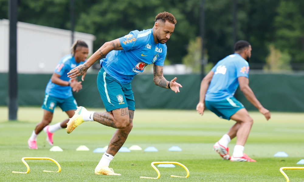 Neymar treinando pelo segundo dia seguido com equipe da Seleção Brasileira.