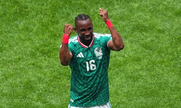 Abertura da Copa com três expulsões valeu pelo melhor personagem: o lendário Estádio Azteca