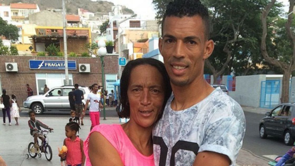Vozinha, goleiro do Cabo Verde, e sua mãe