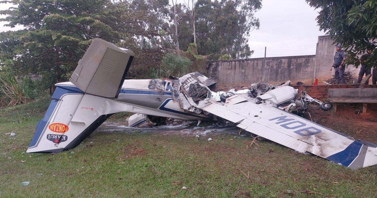 Avião de pequeno porte cai em Marília (SP) e deixa