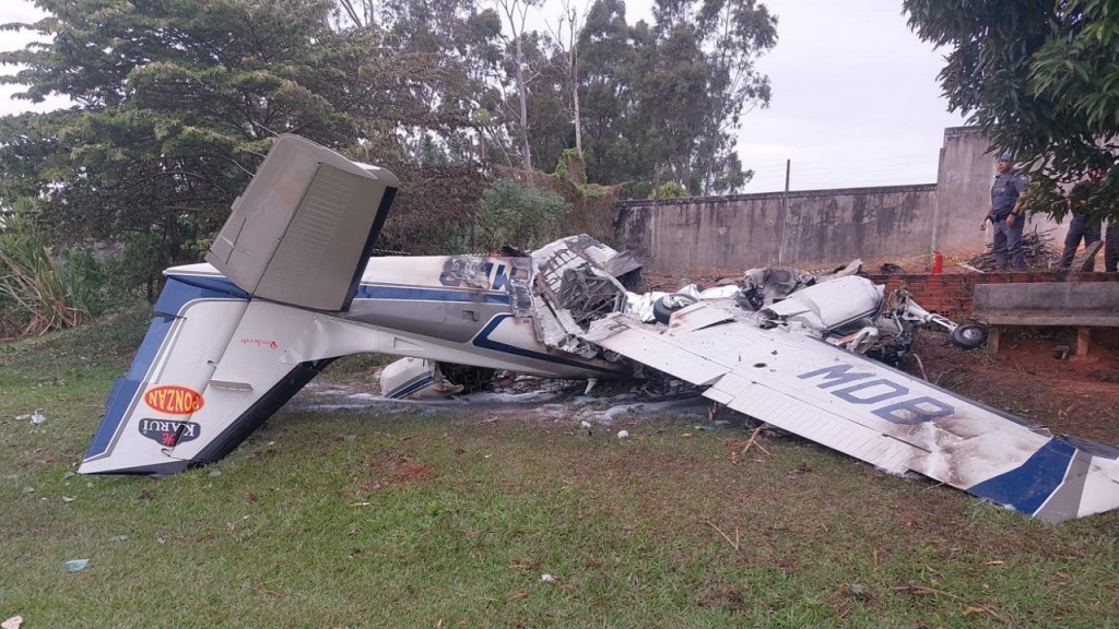 Avião de pequeno porte cai em Marília (SP) e deixa pelo menos dois mortos